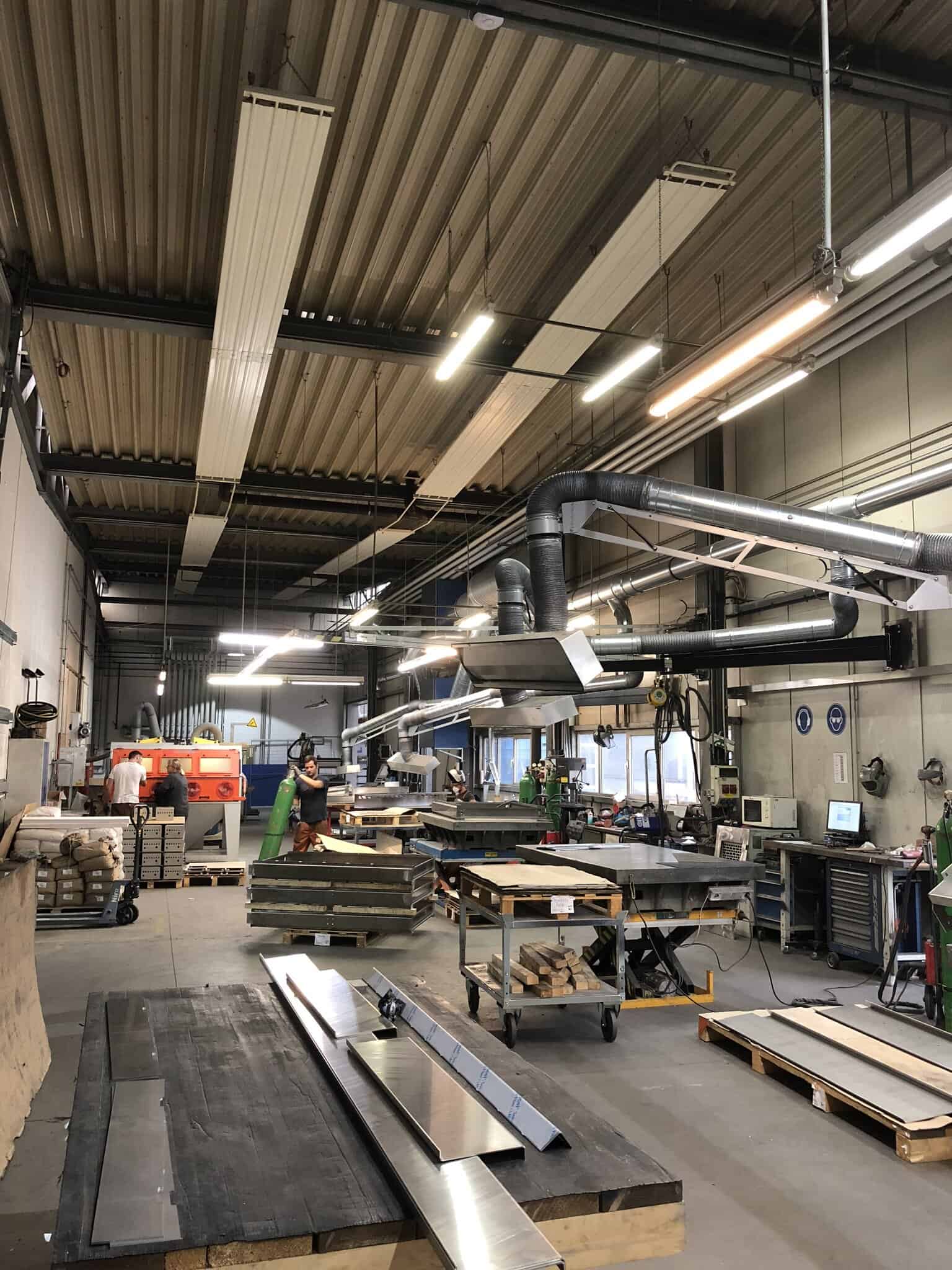 Hochwertige Absauganlagen und Staubabsaugungssysteme in einer industriellen Fertigungshalle. Effiziente Lösung für staubfreie Produktion und Arbeitssicherheit.