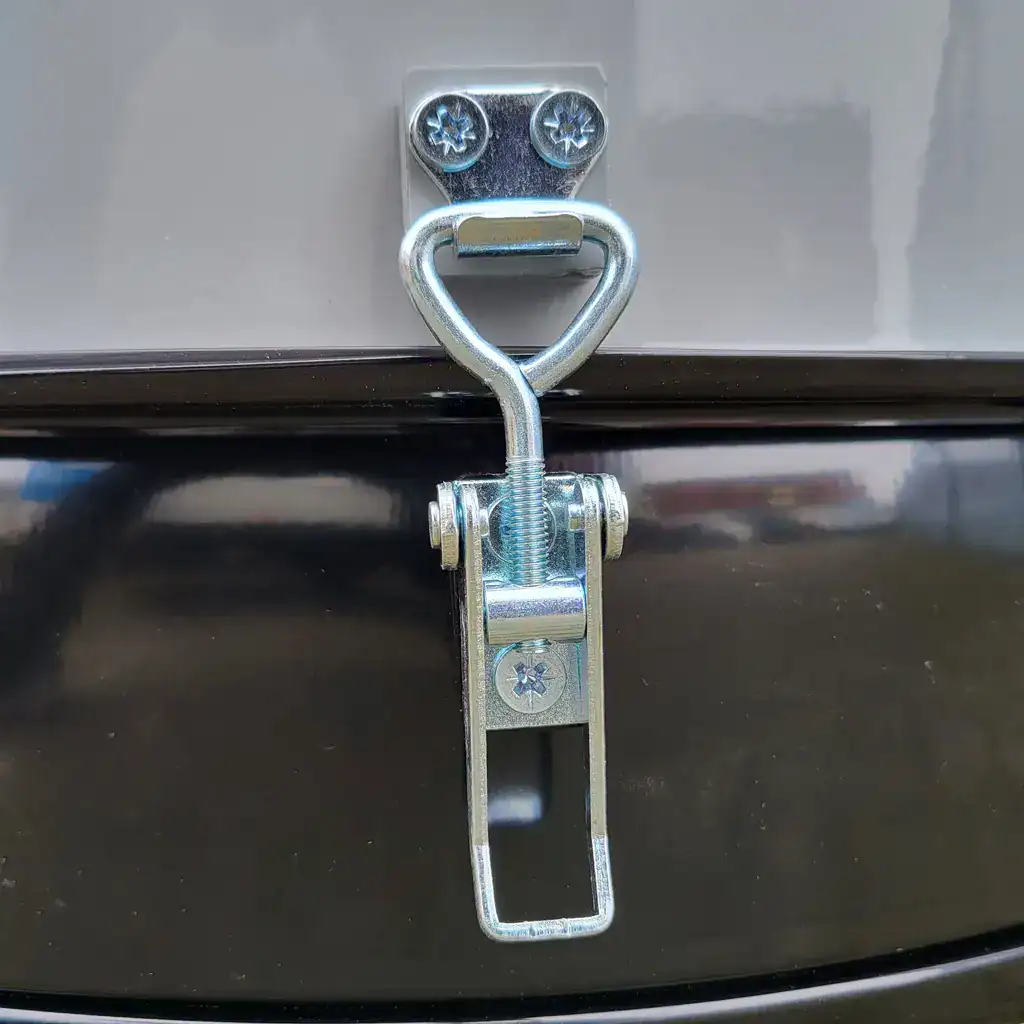 Vaupel Absaugtechnik, Edelstahlsicherung für Transportboxen, sichere Befestigung, abscheuliche Verbindung, professionelle Absaugtechnik, langlebige Befestigungslösung.