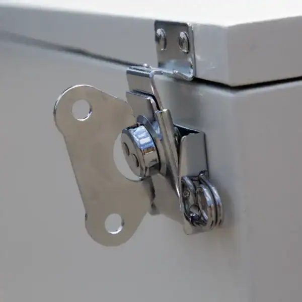 Metallischer Verschlussmechanismus für Absaugtechnik, sichere Befestigung und Accessoire für industrielle Absaugsysteme.