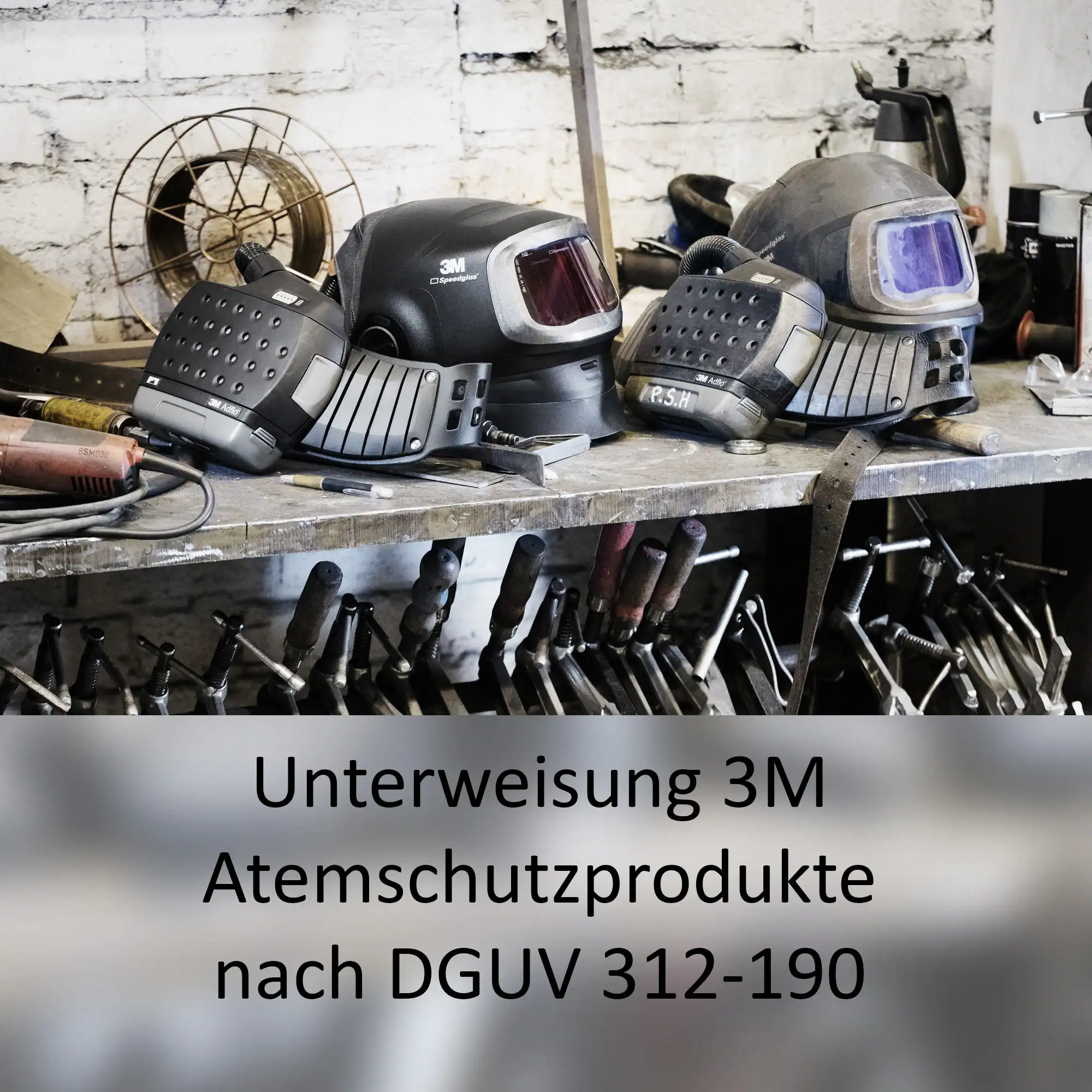 Schutzausrüstungen und Atemschutzgeräte der Marke 3M für den industriellen Einsatz, inklusive Atemschutzmasken, Helme und Zubehör, auf einer Werkbank im Werkstattumfeld.