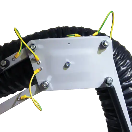 Schlauch und Anschluss Teile eines Absaugsystems von VAUPEL Absaugtechnik.