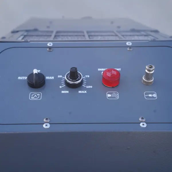 Detailaufnahme des Steuerungspanels des Hochvakuum-Schweißrauchfilters HV-RAS 200 von VAUPEL Absaugtechnik mit Reglern und Bedienelementen.