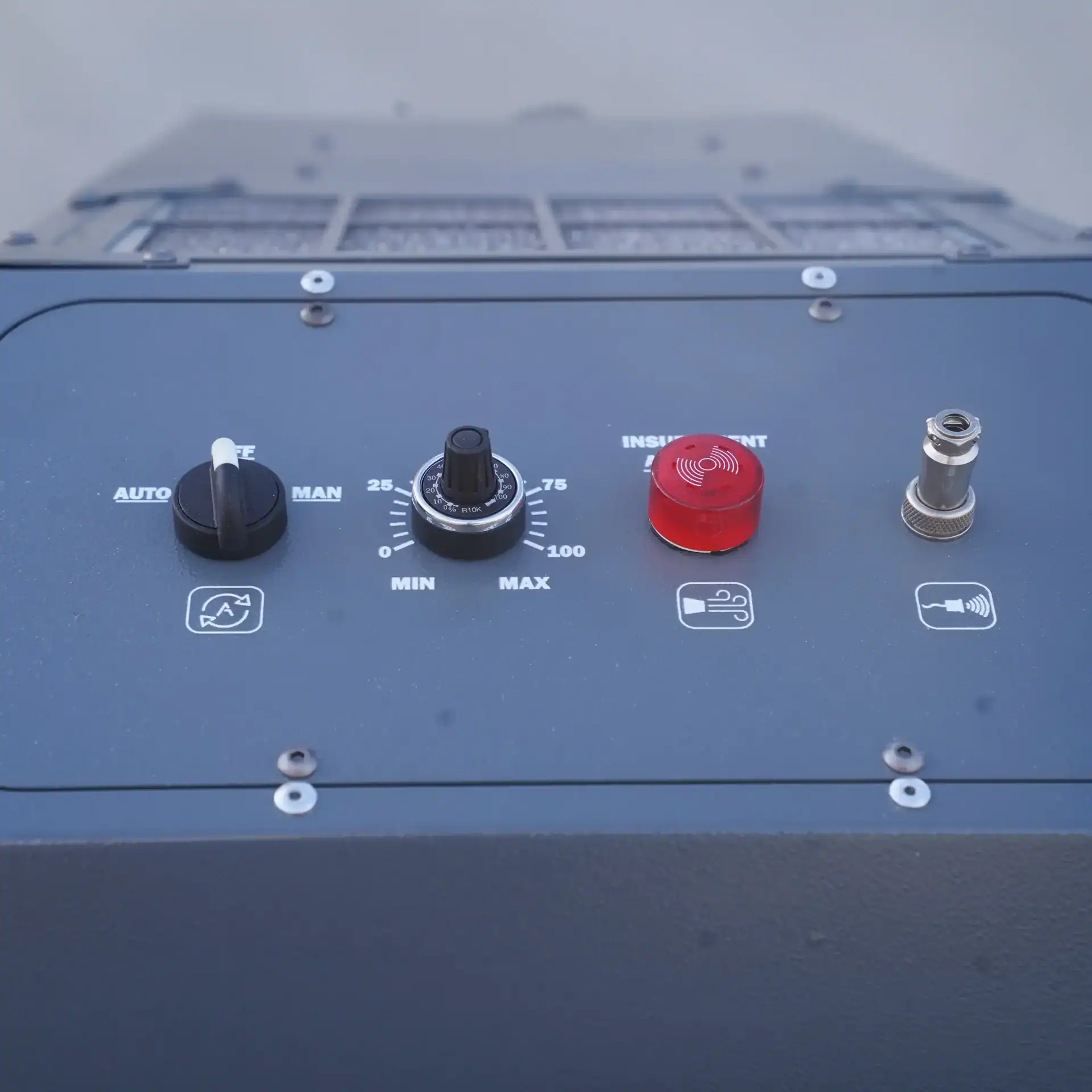 Detailaufnahme des Steuerungspanels des Hochvakuum-Schweißrauchfilters HV-RAS 200 von VAUPEL Absaugtechnik mit Reglern und Bedienelementen.