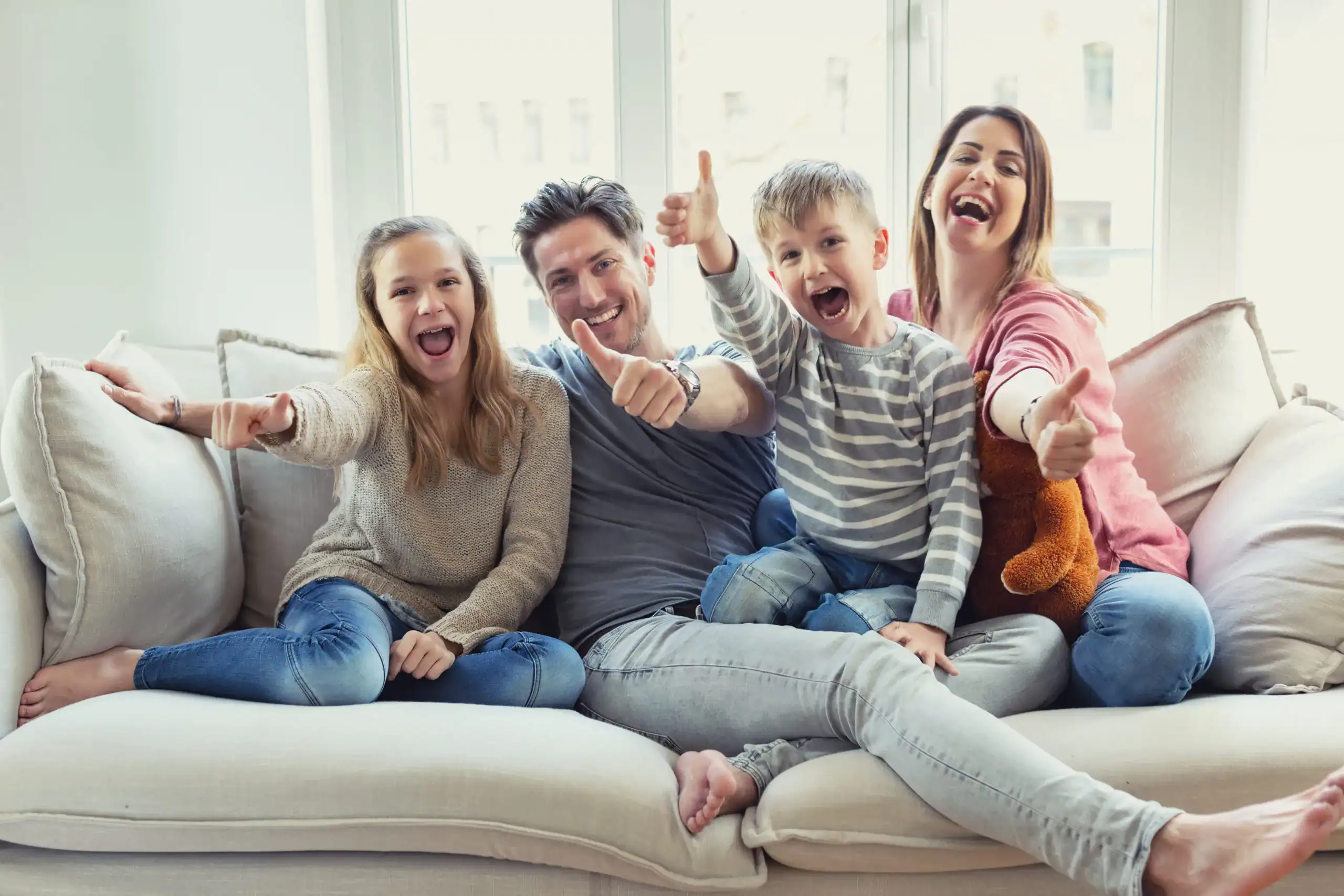 Sauberer wohnraum mit staubfreier luft durch absaugtechnik von vaupel, familie auf sofa, glücklich, Familienleben, saubere Luft, effiziente Staubabsaugung, häusliche Reinigung, moderne Absaugtechnik, Wohlfühlwohnraum, gesundheitsschutz durch absaugung.