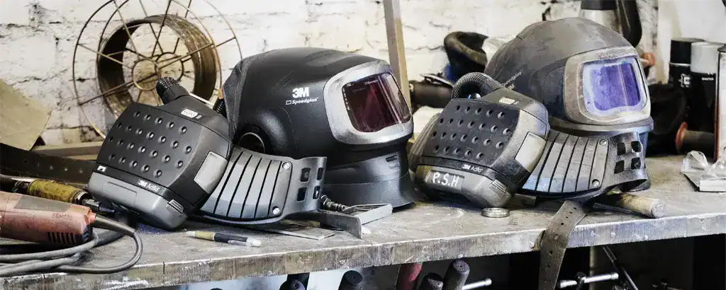 Schweißhelme mit Absaugtechnik für Arbeitsschutz und Staubfilter, vielfältige Einsatzmöglichkeiten in der Industrie.