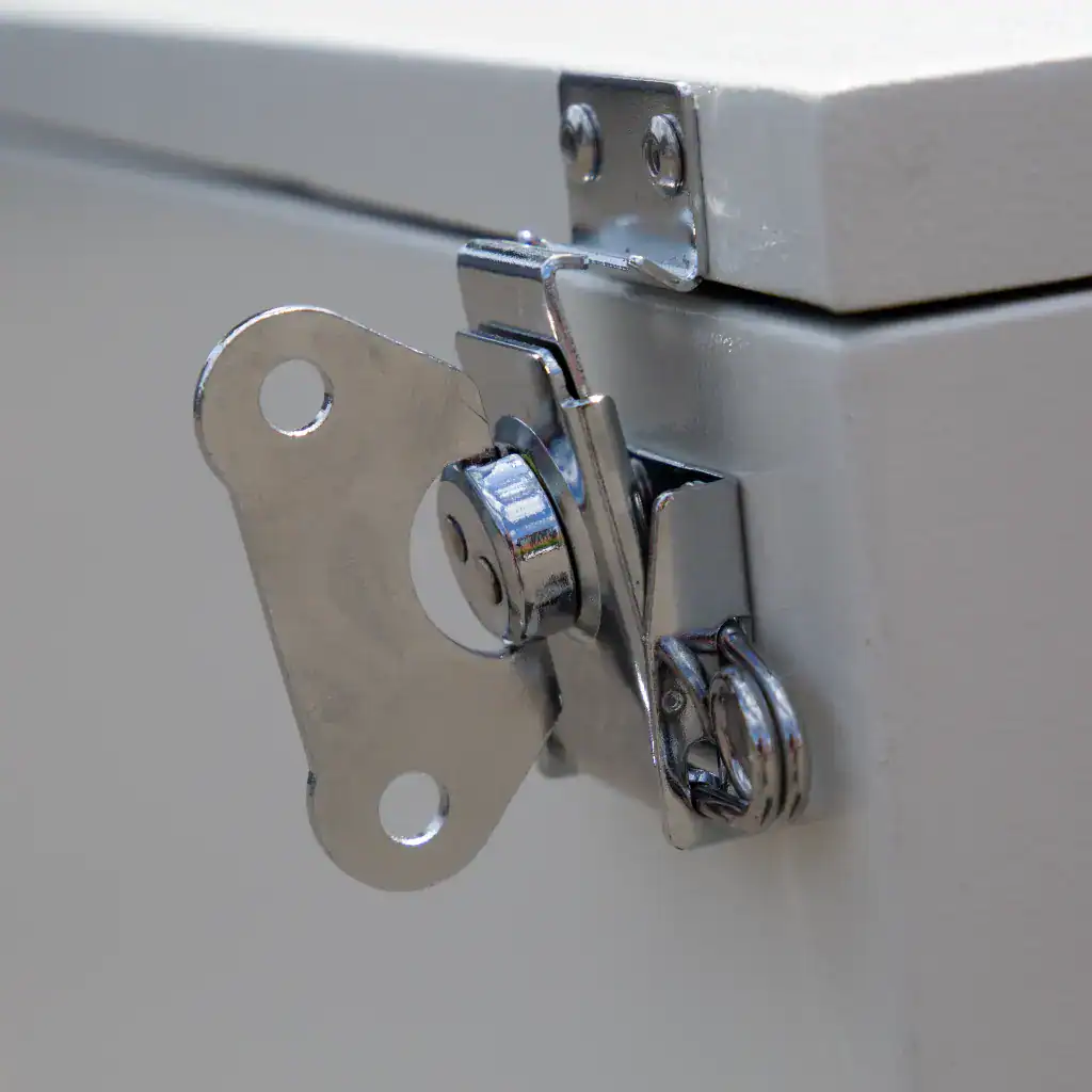 Metallischer Verschlussmechanismus für Absaugtechnik, sichere Befestigung und Accessoire für industrielle Absaugsysteme.