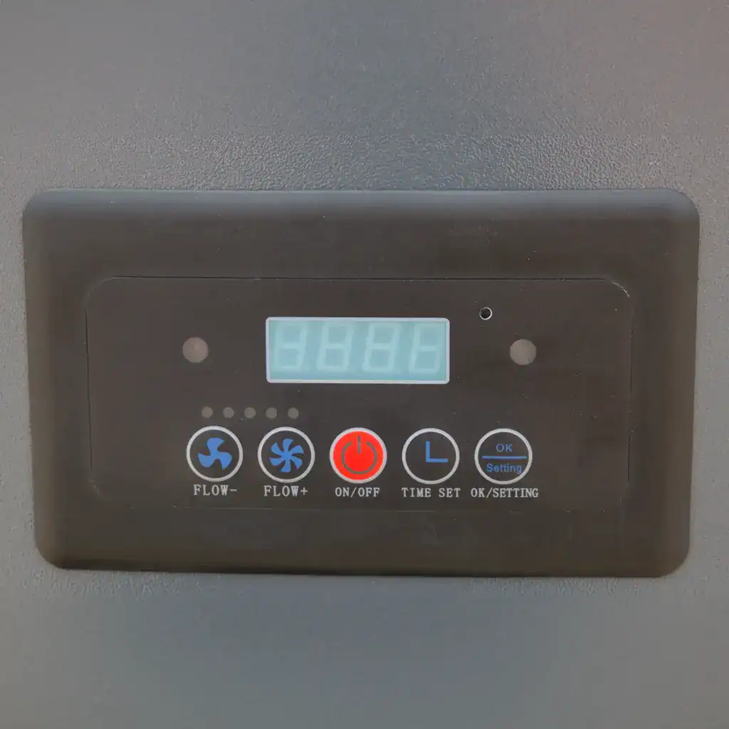 Steuerungseinheit für Absauganlagen bei VAUPEL Absaugtechnik, mit digitalem Display und Bedienelementen für Luftstromregulierung und Zeitsteuerung.