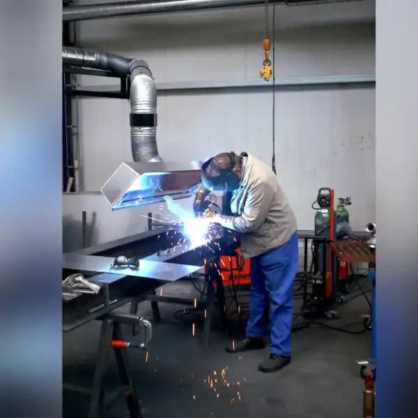 Metallarbeit mit Absaugtechnik bei VAUPEL Absaugtechnik, professionelle Schweißarbeiten mit Staub- und Rauchabsaugung für sichere Arbeitsumgebung.