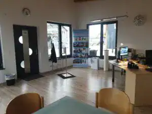 Absaugtechnik büro erweiterung, VAUPEL Absaugtechnik, modern ausgestattetes Büro mit Absaugsystemen, die saubere und effiziente Luftabsaugung gewährleisten, für Industrie und gewerbliche Anwendungen, professionelle Luftreinigungslösungen.