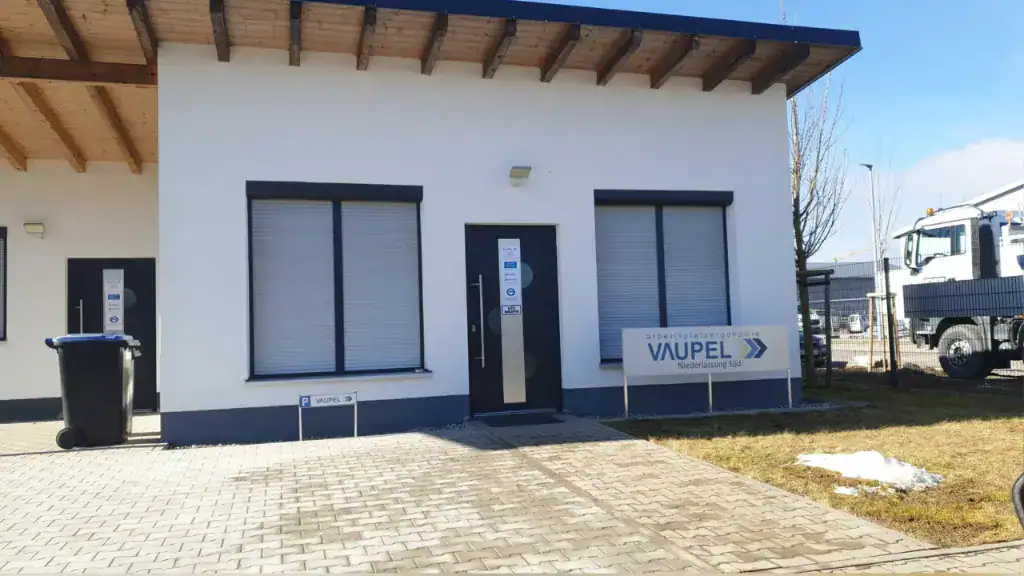 Hochwertiges Gebäude mit VAUPEL Absaugtechnik, effiziente Luftabsaugungssysteme für Industrie und Gewerbe. Modernes Design, nachhaltige Lösungen, effiziente Staub- und Schadstoffabsaugung.