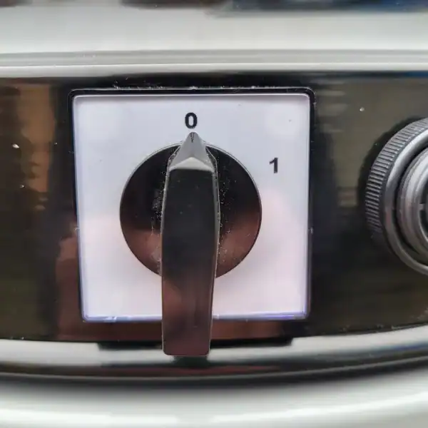 Schalter auf Nullstellung, industrielle Steuerung, Maschinensteuerung, Bedienpanel, manuelles Bedienelement, industrielle Automatisierung, VAUPEL Absaugtechnik, Staubabsaugung, Filteranlagen, Atemluftreinigung.