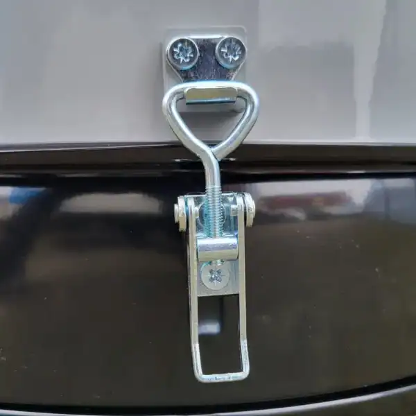 Vaupel Absaugtechnik, Edelstahlsicherung für Transportboxen, sichere Befestigung, abscheuliche Verbindung, professionelle Absaugtechnik, langlebige Befestigungslösung.